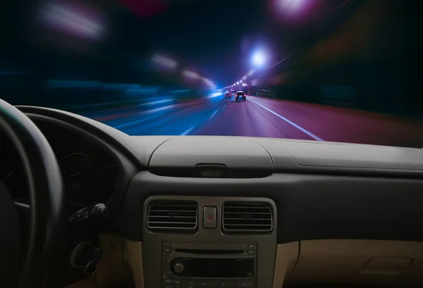 Coche que se mueve en la carretera por la noche — Foto de Stock