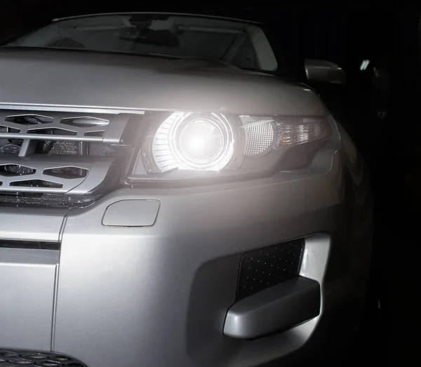 Koplamp voor prestigieuze auto closeup — Stockfoto