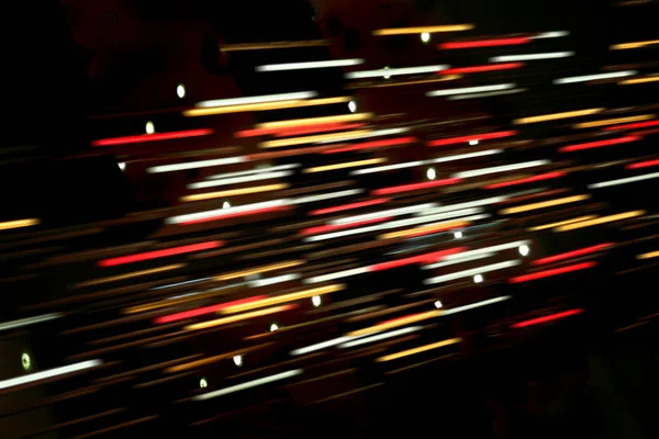 Linhas de luz embaçadas coloridas no escuro — Fotografia de Stock