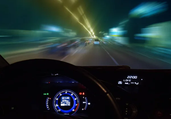 Coche que se mueve en la carretera por la noche — Foto de Stock