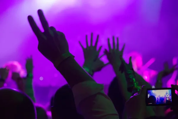 Audience at concert at nightclub — Stock Photo, Image