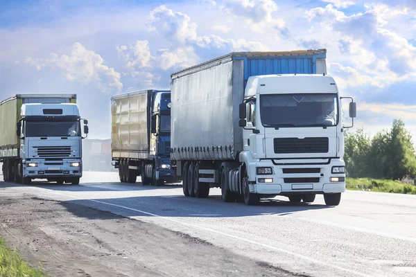 Samochody ciężarowe idzie na autostradzie — Zdjęcie stockowe