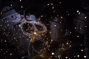 Bir araba motoru üzerinde kaynak eser