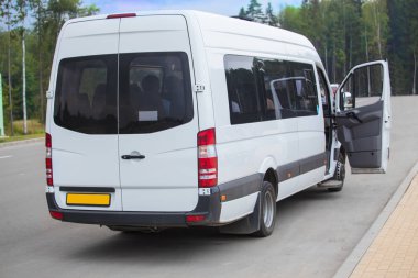 Açık bir kapı ile minibüs 