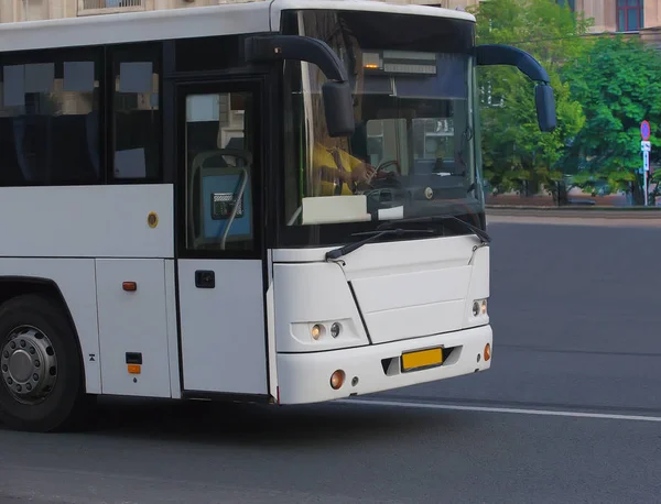 Toeristische bus reizen op stad straat — Stockfoto