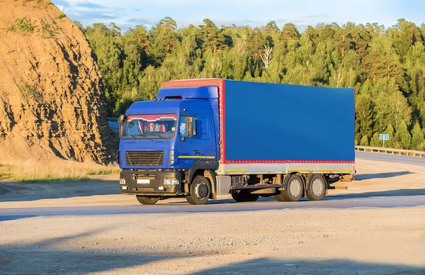 Camion va dans les montagnes sur l'autoroute — Photo