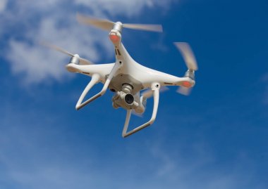 mavi gökyüzünde uçan quadcopter