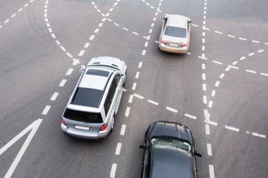 Araba otomobil kesişme noktalarında