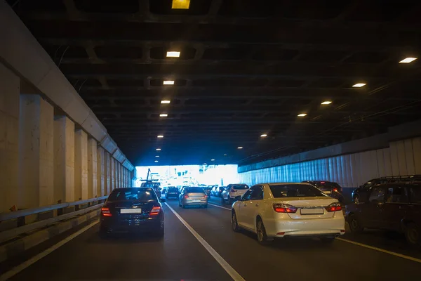 Auto's verlaten van de tunnel in het centrum van — Stockfoto