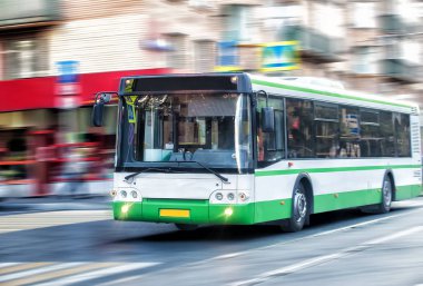 Cadde boyunca otobüs gidiyor