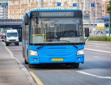 Cadde boyunca otobüs gidiyor