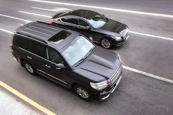 Black cars are moving along the road — Stock Photo, Image