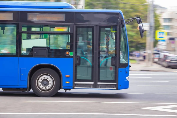 Bus gaat langs straat — Stockfoto