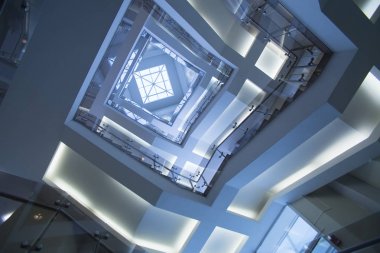 ofis binası içinde şeffaf çatı 