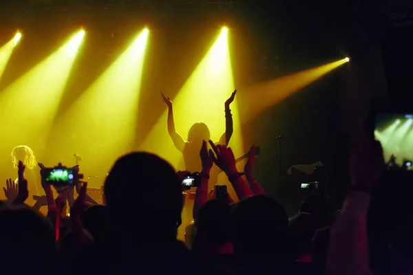 Public au concert à la boîte de nuit — Photo