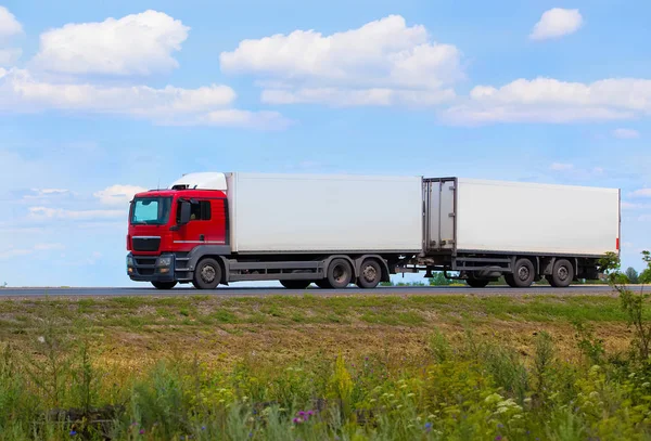 Lastbil flyttar på motorvägen — Stockfoto