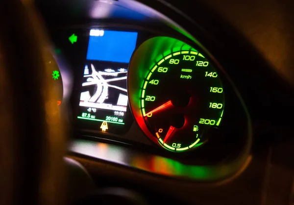 車のダッシュボード上の速度計 — ストック写真
