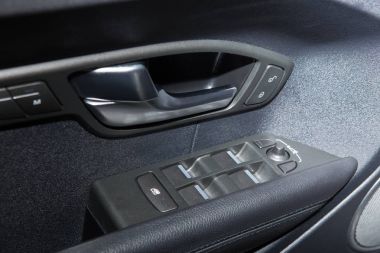 Araba kapı iç paneli 