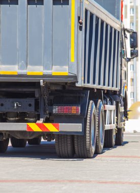 damperli kamyon karayolu üzerinde gider