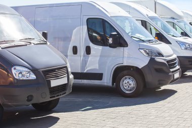 Minibüsler ve minibüsler dışarıda.