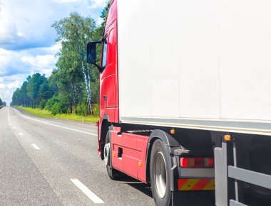 Büyük kamyon otoyola çıkıyor.