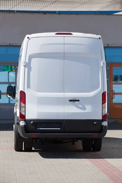 белый микроавтобус припаркован
