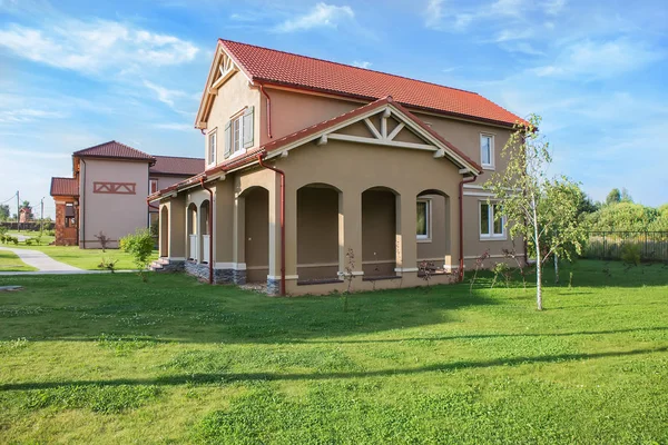 Modernes Ferienhaus bei Sonnenuntergang Nahaufnahme — Stockfoto