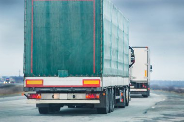  kamyon gidiyor karayolu üzerinde