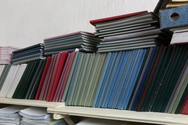 Dosyaları yakın çekimli dizinleri olan raflar