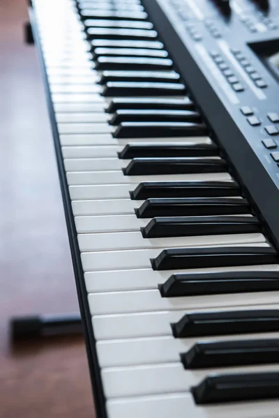 Teclado sintetizador musical eletrônico — Fotografia de Stock