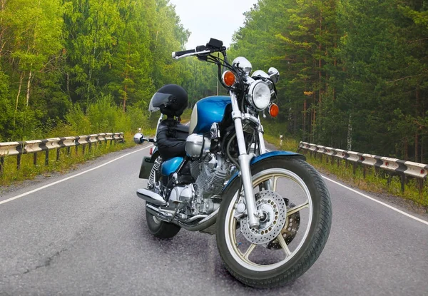 Motocicleta na estrada florestal — Fotografia de Stock