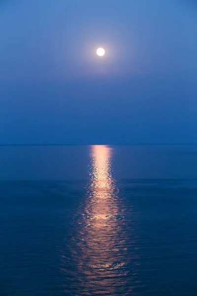 Luna piena nel cielo — Foto Stock