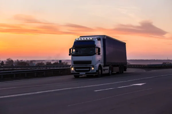 Lastbilen är i rörelse längs motorvägen — Stockfoto