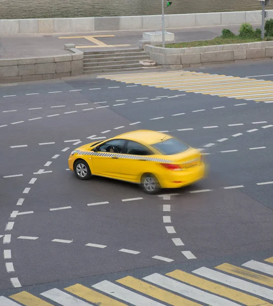 Такси движется по улице города — стоковое фото