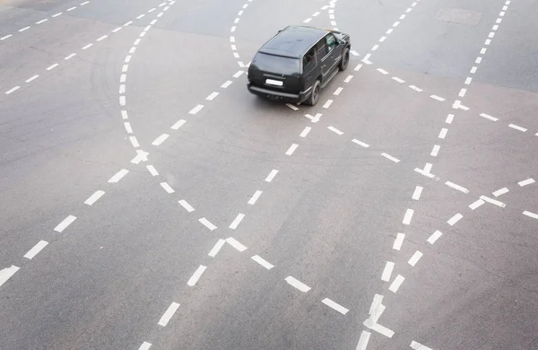 De moderne zwarte auto op de snelweg — Stockfoto