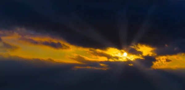 赤の曇り空で夕日 — ストック写真