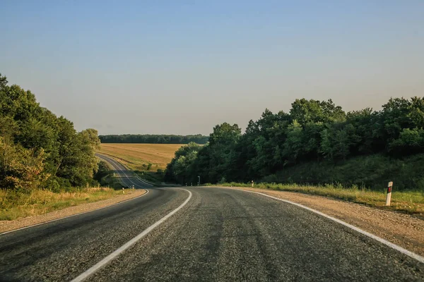 Meanderende landweg — Stockfoto