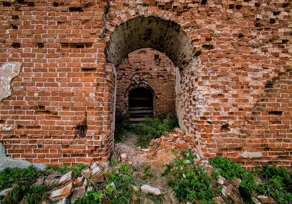 Välvda ingången till den gamla förstörda byggnaden — Stockfoto
