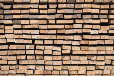 Yığınlar arka planda doğranmış tahta