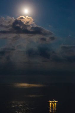 ay ışığı gece kara denizde gemi