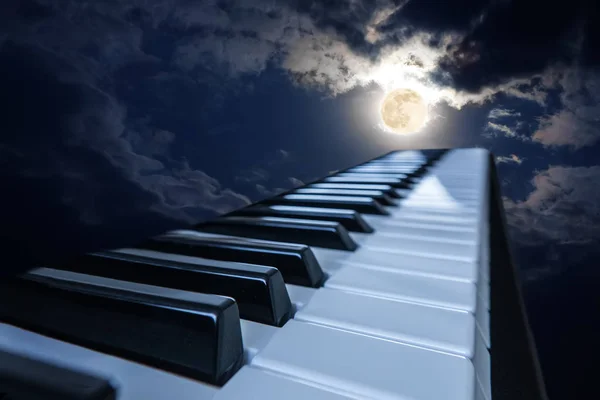 Piano toetsen in maanlicht — Stockfoto