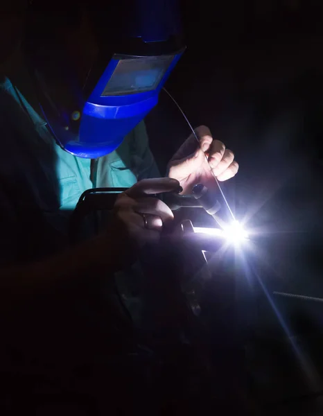 Welder welds metal details — Stock Photo, Image