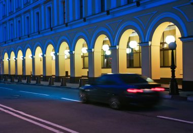 Araba şehirde caddede gidiyor