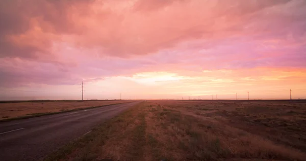 Tramonto in cielo nuvoloso su strada — Foto Stock