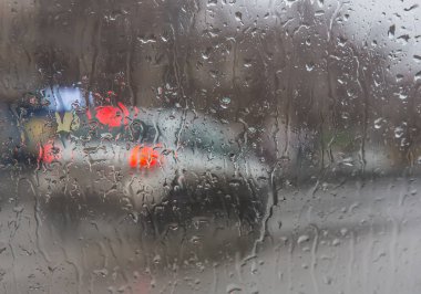 Araba camına damla yağmur aracılığıyla sokak görünümü