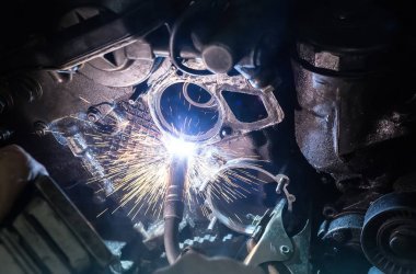 Araba motoru kaynak eser