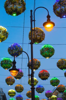 sokak üzerinde çiçek parlayan küreler