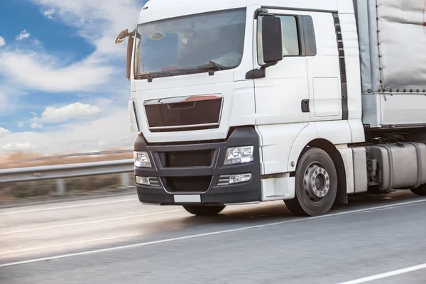 Camion transporte du fret sur l'autoroute — Photo