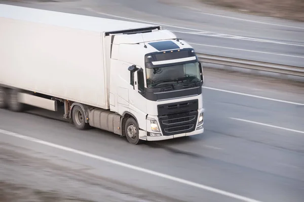 Vrachtwagen beweegt op de snelweg — Stockfoto