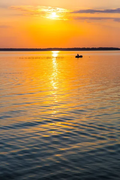 Pêcheur en bateau poissons sur le lac — Photo